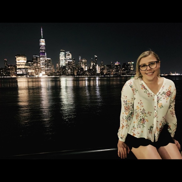 Meet your Posher, Stephanie - Picture 2 of 2